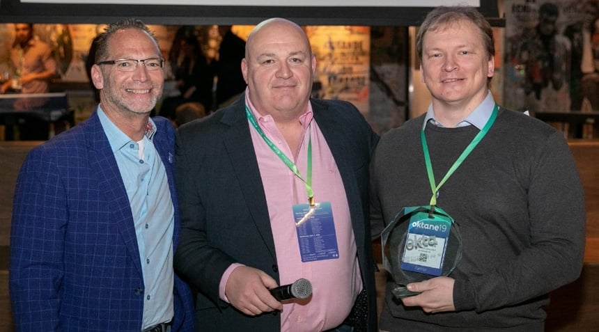 Arne-mottar-Okta-pris-for-Cloudworks-1