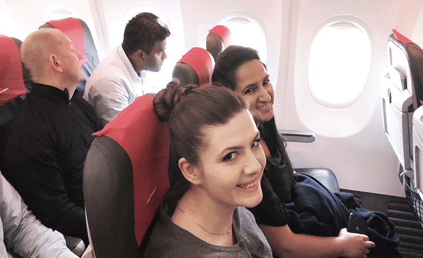 Dagfinn-Gaurav-Paulina-og-Nancy-på-flyet-til-London-1